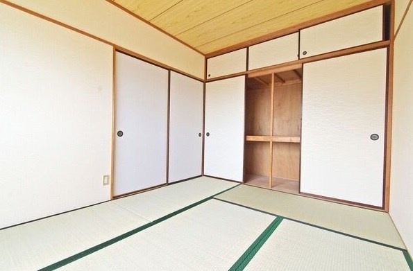 エステート徳重の寝室