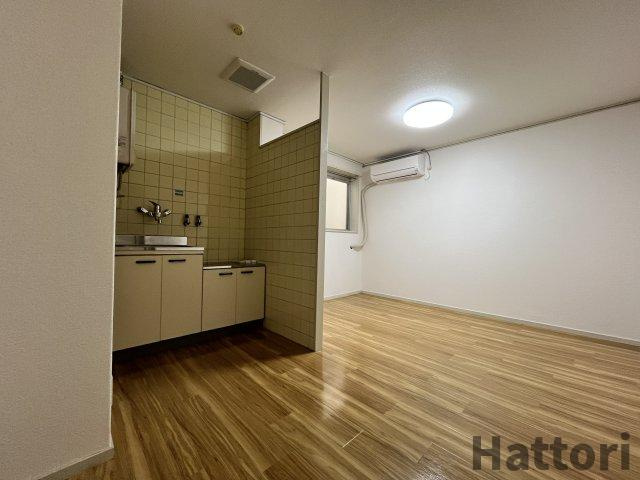 青山ハイツ淡路の居間・リビング