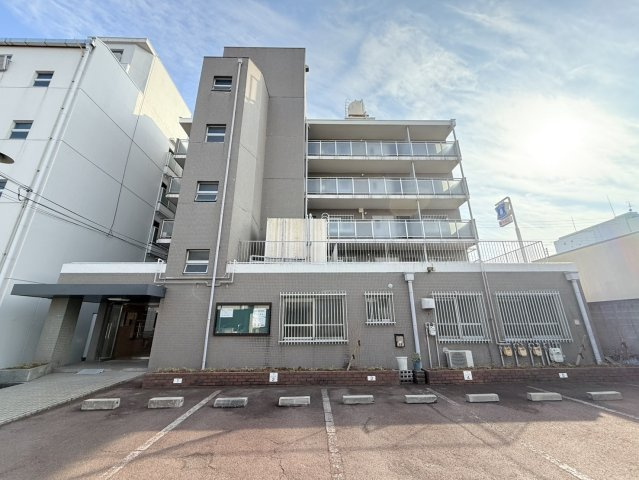 マンション静の駐車場