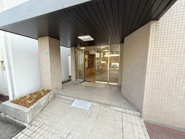 マンション静のエントランス