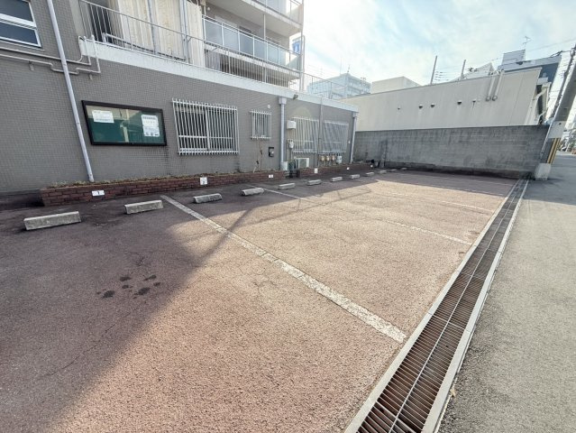 マンション静の駐車場