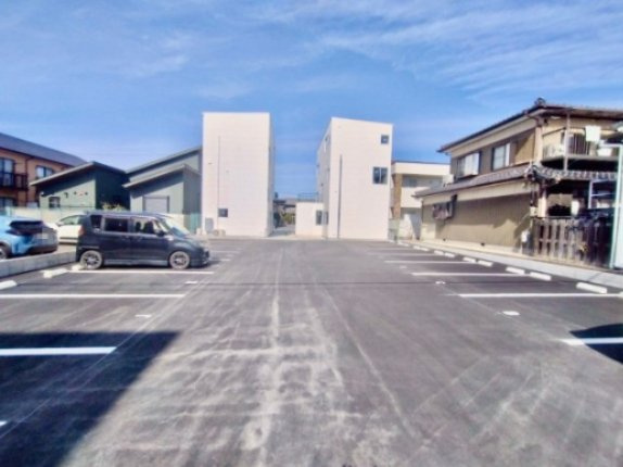 言庭　E01号室の駐車場