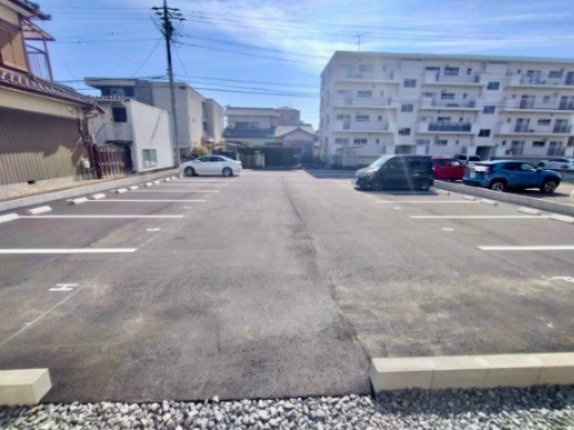 言庭　E01号室の駐車場