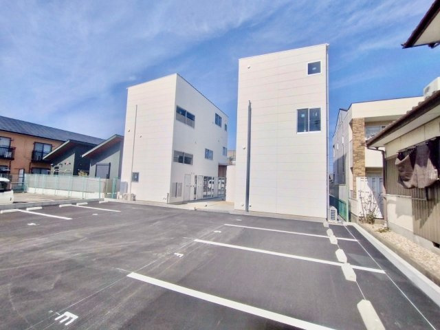 言庭　E01号室の駐車場