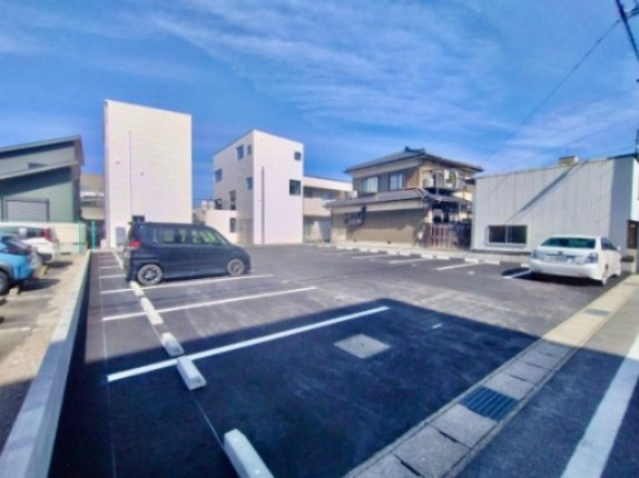 言庭　E01号室の駐車場
