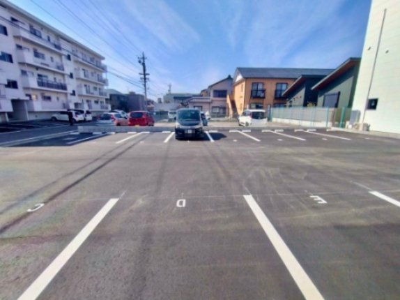 言庭　E01号室の駐車場
