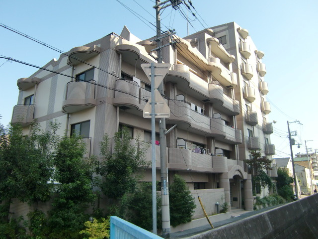 サンプラザ本山南の外観