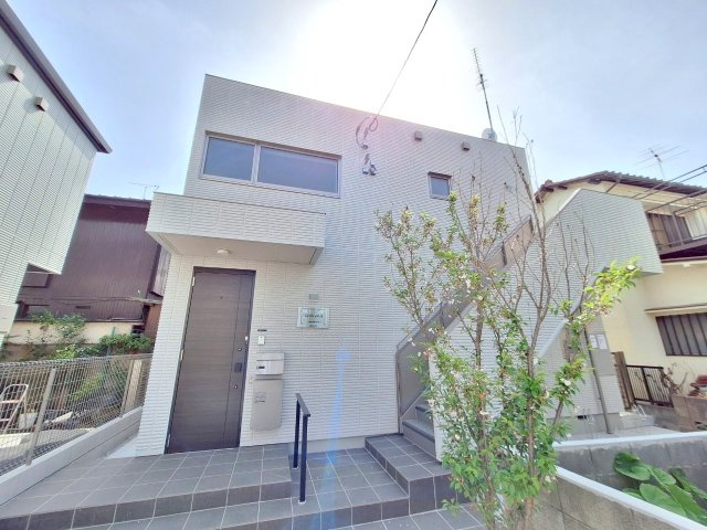 La vie est laのエントランス