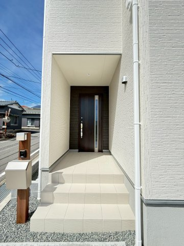 富士宮市万野原新田新築戸建  全３棟  １号棟の玄関|現地撮影