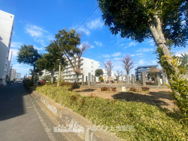 東大和グリーンタウンの外観|【House of the Sun】
◆明るい家◆太陽の温かな光がお家全体を照らす。そこには目を輝かせ笑顔で見つめてくれる君がいて、「ただいま」の言葉がこだまする。そんな君の瞳に恋している。