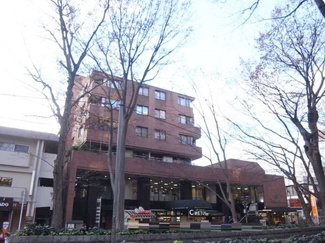 【外観】 | 一階にはスーパーが入る、ケヤキ並木沿いのマンションです。