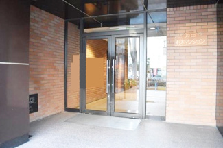 【エントランス】 | エントランスもケヤキ並木沿い。京王線「府中」駅から徒歩3分の好立地。