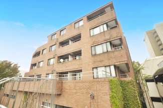 【外観】 | ヴィンテージマンションのようなレンガ造りの趣きのある外観で、共用部には植物もあり癒されます。