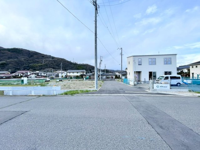 ガーデンパーク稲荷山の前面道路含む現地写真
