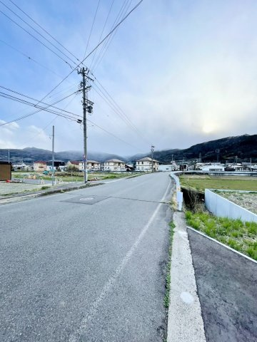 ガーデンパーク稲荷山の前面道路含む現地写真
