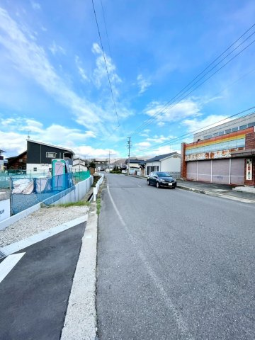 ガーデンパーク稲荷山の前面道路含む現地写真