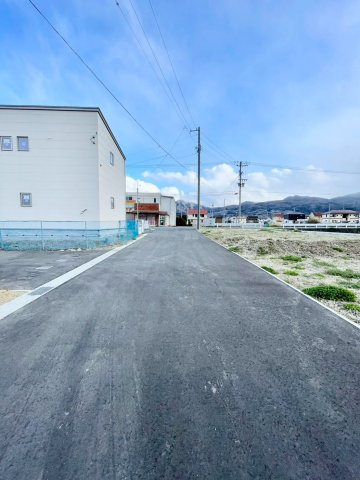 ガーデンパーク稲荷山の前面道路含む現地写真