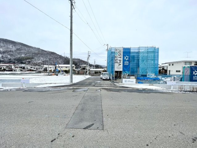 ガーデンパーク稲荷山の前面道路含む現地写真