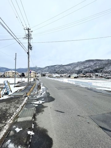 ガーデンパーク稲荷山の前面道路含む現地写真