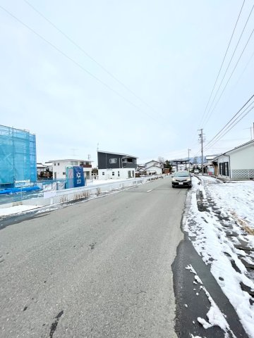 ガーデンパーク稲荷山の前面道路含む現地写真