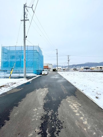 ガーデンパーク稲荷山の前面道路含む現地写真