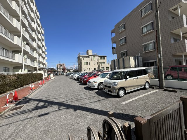 岩槻ハイツの駐車場|車をお持ちの方に嬉しい駐車場付きの物件です