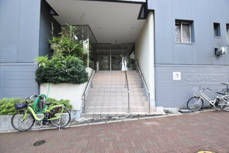 【エントランス】 | お客様を、そして住人を出迎えてくれるマンションのエントランス。ゴミが落ちていないことからも、管理状態の良さや住民の節度の高さが見て取れます。～即日のご見学可能～　お問合せはお気軽にどうぞ。
