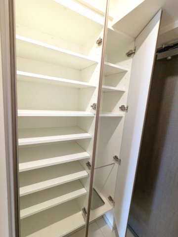 クラリティア浅草橋の玄関|傘入れ付収納豊富なトールタイプのシューズBOXです