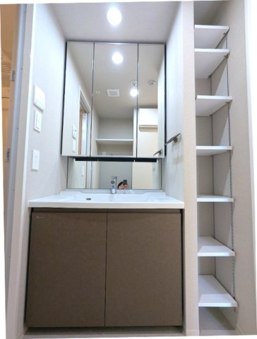 クラリティア浅草橋の洗面所|トイレと独立した三面鏡付ハンドシャワー付洗面台です、洗面室に洗濯機置場あり便利です