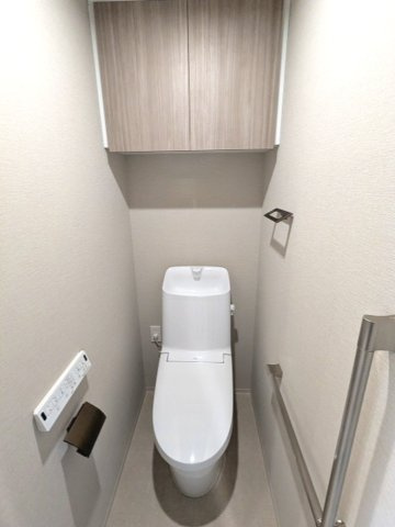 クラリティア浅草橋のトイレ|洗面室と独立した温水洗浄便座です