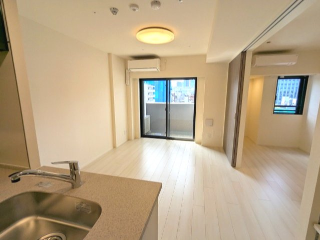 クラリティア浅草橋の居間・リビング|インターネット無料、リビングと各洋室にエアコンと照明付、上層階は日当たり眺望良好です