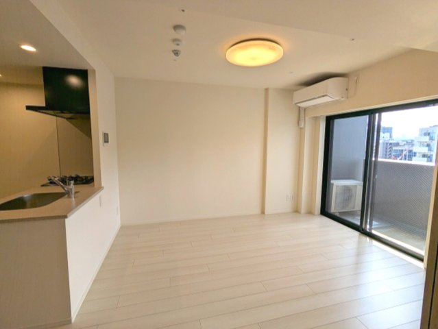 クラリティア浅草橋の設備|カウンターキッチン、インターネット無料、リビングと各洋室にエアコンと照明付、上層階は日当たり眺望良好です