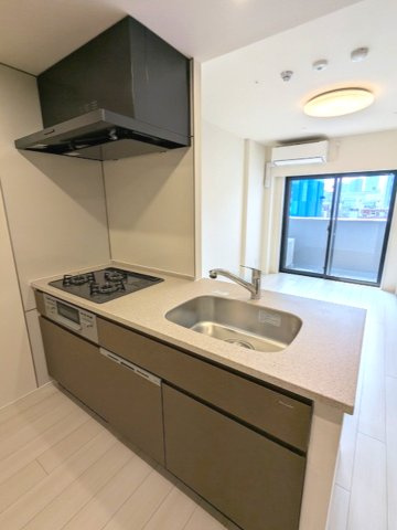 クラリティア浅草橋の設備|ビルトイン食器洗浄乾燥機付、グリル付ガス3口システムカウンターキッチン、瀟洒でお手入れ楽なガラストップコンロ、冷蔵庫置場も広々確保されています