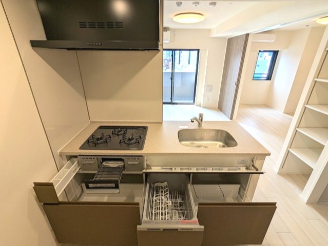 クラリティア浅草橋の設備|ビルトイン食器洗浄乾燥機付、グリル付ガス3口システムカウンターキッチン、瀟洒でお手入れ楽なガラストップコンロ、冷蔵庫置場も広々確保されています