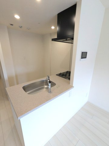 クラリティア浅草橋の設備|ビルトイン食器洗浄乾燥機付、グリル付ガス3口システムカウンターキッチン、瀟洒でお手入れ楽なガラストップコンロ、冷蔵庫置場も広々確保されています