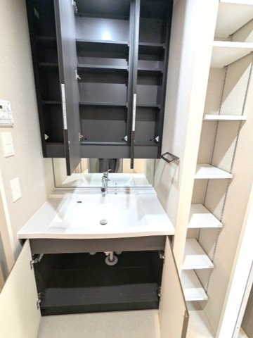 クラリティア浅草橋の設備|トイレと独立した三面鏡付ハンドシャワー付洗面台です