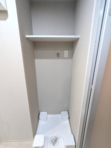 クラリティア浅草橋の設備|洗面室の洗濯機置場は排水溝のお手入れがしやすい様に手前に配置し、足高の防水パンです