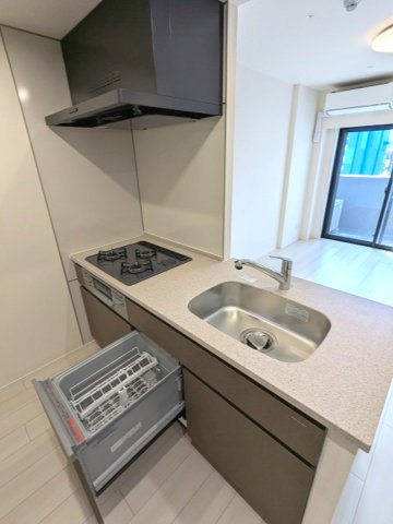 クラリティア浅草橋のキッチン|ビルトイン食器洗浄乾燥機付、グリル付ガス3口システムカウンターキッチン、瀟洒でお手入れ楽なガラストップコンロ、冷蔵庫置場も広々確保されています