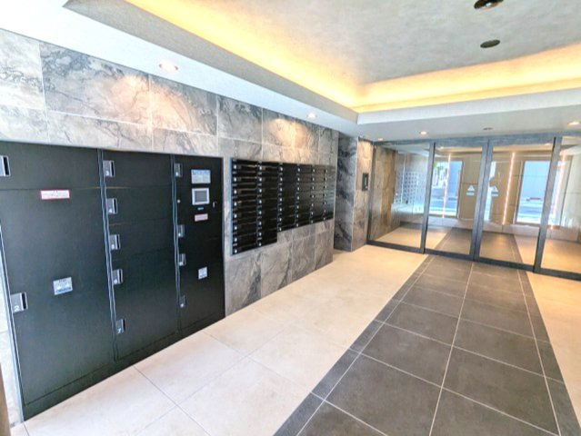 クラリティア浅草橋の設備|タッチキーのモニター付オートロックセキュリティ、宅配BOX、防犯カメラ付きのエントランスです