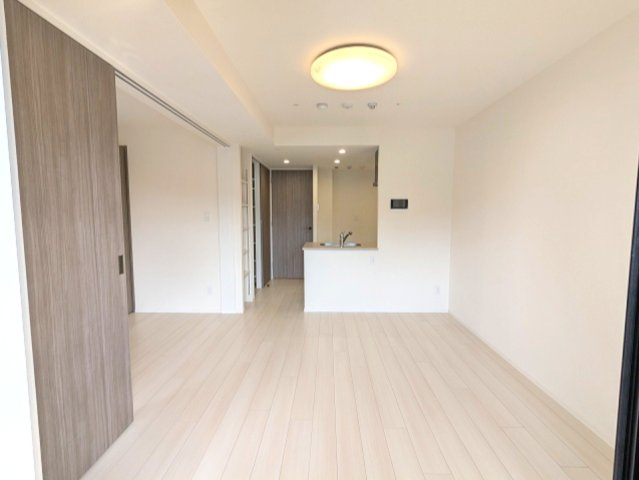 クラリティア浅草橋の内装|カウンターキッチン、インターネット無料、リビングと各洋室にエアコンと照明付、上層階は日当たり眺望良好です