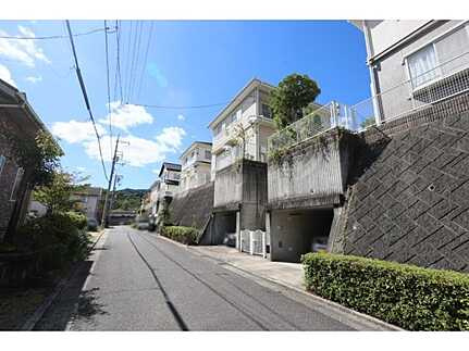 広島市佐伯区河内南１丁目　中古一戸建ての前面道路含む現地写真