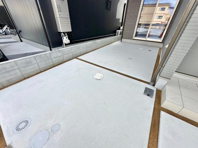 京都市西京区山田南山田町　新築戸建の駐車場