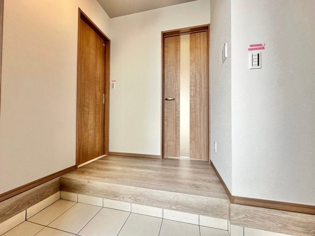 京都市西京区山田南山田町　新築戸建の玄関