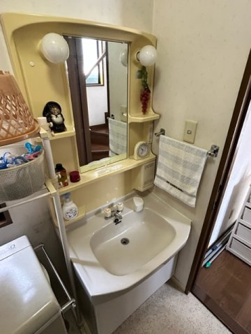 大石南町1丁目中古戸建の独立洗面台|使いやすい独立洗面台です