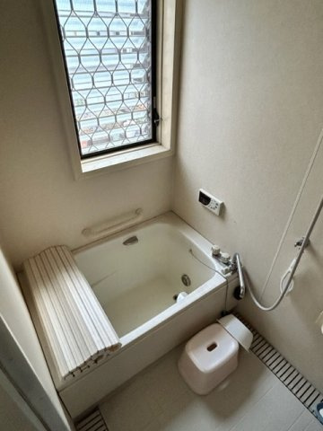 大石南町1丁目中古戸建の浴室|浴室には窓付き