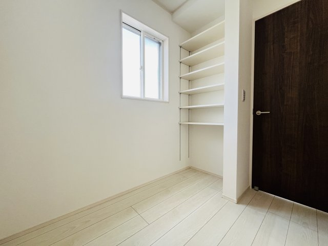 【内装】 | 熊谷市弥藤吾　　新築戸建　全4区画　3号棟 | パントリー
