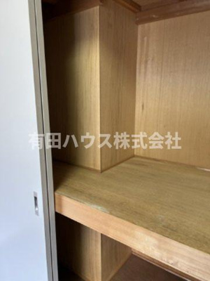 【収納】 | MGM NAKANOSHIMA　B棟　 | 玄関側の収納のスペースを取っているので、押入は変形型の収納です