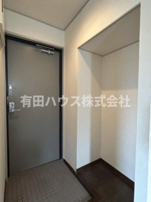 【玄関】 | MGM NAKANOSHIMA　B棟　 | 玄関横にはフリーの収納スペースでお好みにカスタマイズ☆