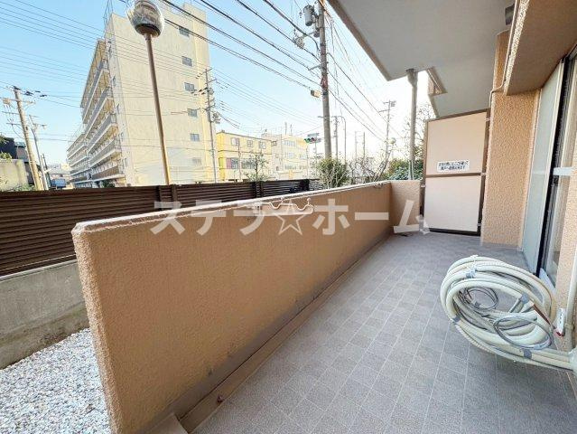 吹田ロイヤルマンションのバルコニー|開放的で明るい空間を演出してくれるバルコニーです