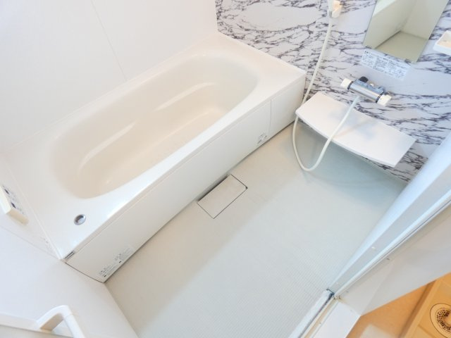 【浴室】 | グリーンパレス宮沢 | ゆったり足を伸ばせる一坪バス
もちろん追い焚き、浴室乾燥機完備してます